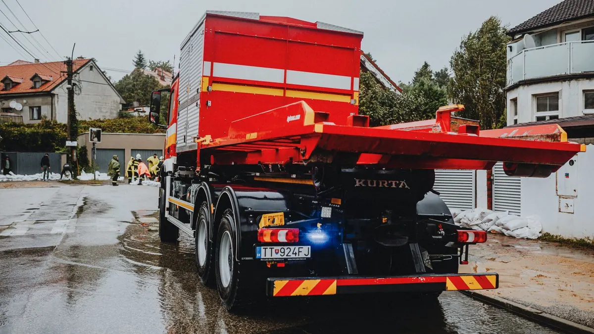 Dépanneuse rouge garée dans une rue